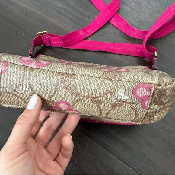 Coach Peyton signature cross body purse - Picture 3 of 8